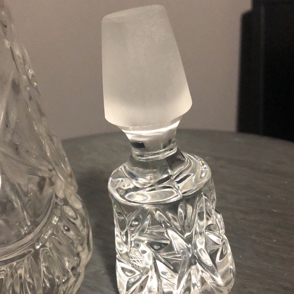 Vintage crystal decanter with lid - Picture 2 of 7